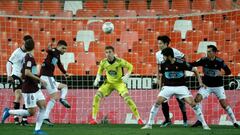 GRAFCVA2122. VALENCIA, 20/02/2021.- El portero del Celta, Rub&eacute;n Blanco (c), contempla el bal&oacute;n durante el partido de LaLiga Santander de la jornada 24 que disputan este s&aacute;bado contra el Valencia en el estadio de Mestalla. EFE/Juan Car