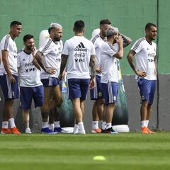Saravia entrenó con el grupo pero Foyth será titular