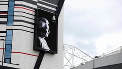 A portrait of Britain's Queen Elizabeth is displayed on a billboard overlooking Old Trafford, in Manchester, Britain September 10, 2022. REUTERS/Ed Sykes
