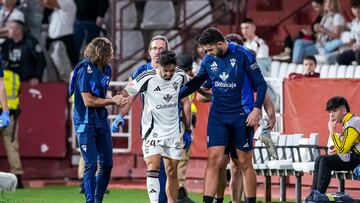 Jaume Costa sale del campo lesionado.