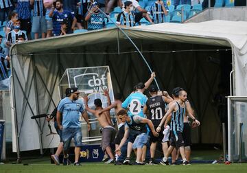 Los radicales del Gremio saltaron al terreno de juego durante el encuentro frente a la Sociedade Esportiva Palmeiras. Los asaltantes destrozaron el VAR como protesta de la derrota. 