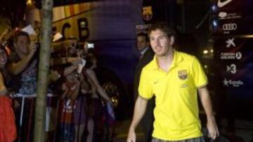 <b>JALEANDO AL ÍDOLO. </b>Messi sale del autocar para dirigirse a su hotel de concentración en San Sebastián ayer por la noche.