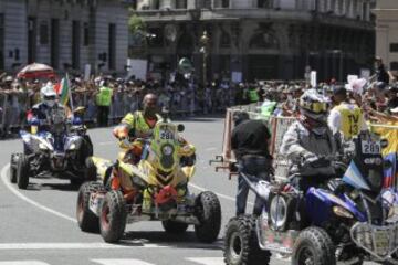 Aficionados saludan el paso de vehículos participantes en el Rally Dakar 2015. 


