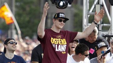 Timofey Mozgov celebra el t&iacute;tulo de Cleveland. 