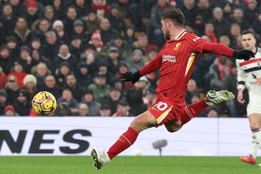 Alexis Mac Allister en acción. El '10' del Liverpool se anima con un derechazo a la puerta del United