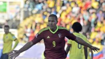 Rond&oacute;n bati&oacute; con un gran cabezazo a los colombianos en el Estadio El Teniente de Rancagua.