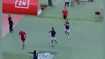 Mientras sus compañeros pisaron el escudo del club, él lo evitó.