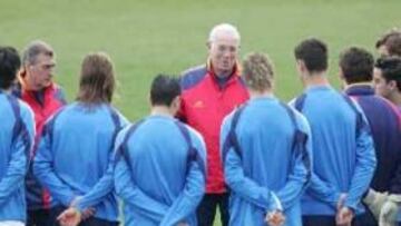 <B>PRUEBA.</B> Luis Aragonés probará contra China al equipo, salvo Raúl, que se medirá a Serbia.