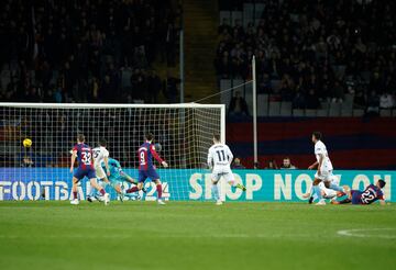 2-3. İlkay Gündogan recibe el balón de espaldas dentro del área, se gira y saca un potente disparo para batir por el palo derecho de Gazzaniga.