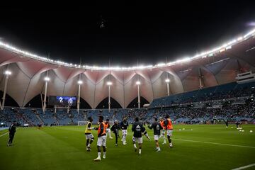 Los jugadores del Real Madrid calientan antes del encuentro.