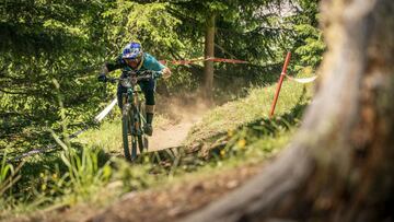 Uno de los riders de la &uacute;ltima parada de la EWS celebrada en las Dolomitas, Italia. 