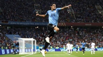 Edinson Cavani es un delantero que siempre mete miedo. El goleador histórico del PSG destaca por su velocidad, colocación y potencia en el remate.