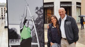 El fot&oacute;grafo de AS, Mariano Pozo junto a Dana Cervantes en la exposici&oacute;n que ha inaugurado en la calle Larios de Mala