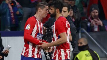 Torres y Costa, durante una sustitución en el Atlético.