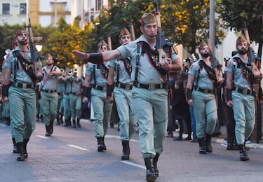 Son una escuadra ceremonial integrada en las Banderas de Infantería. En desfiles y actos solemnes destacan por su indumentaria y sus ejercicios vistosos con el arma, símbolos de disciplina, tradición y orgullo legionario.