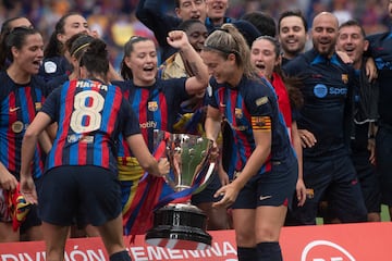 Alexia Putellas y Marta sujetan la Copa de la Liga antes de compartirla con el equipo. 