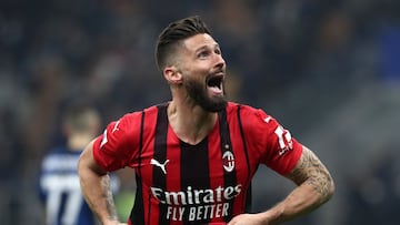 MILAN, ITALY - FEBRUARY 05: Olivier Giroud of AC Milan celebrates after scoring their team's second goal during the Serie A match between FC Internazionale and AC Milan at Stadio Giuseppe Meazza on February 05, 2022 in Milan, Italy. (Photo by Marco L