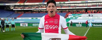 Edson Álvarez presume la bandera de México tras salir campeón con el Ajax en la Copa de Holanda. En la temporada 2021 solo jugó 5 partidos.
