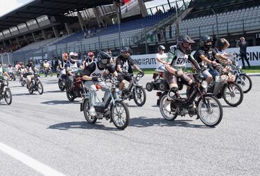 Decenas de aficionados pilotan sus scooters por la pista del circuito de Red Bull Ring durante el ‘Vintage Moped
Ride’, un evento celebrado durante el día de ayer como previa del GP de Austria de motociclismo que se disputa
este fin de semana en el trazado de Spielberg y que arranca hoy con los primeros entrenamientos libres.