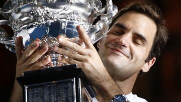 El tenista suizo Roger Federer posa con el trofeo de campe&oacute;n del Open de Australia 2018.