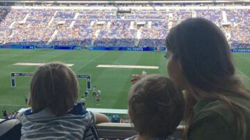 Sara Carbonero con sus hijos, Mart¨ªn y Lucas, en el Estadio do Dragao del Oporto