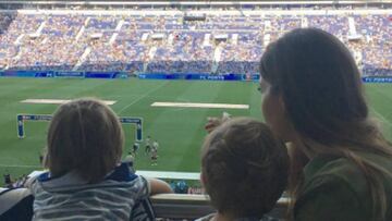 Sara Carbonero con sus hijos, Martín y Lucas, en el Estadio do Dragao del Oporto