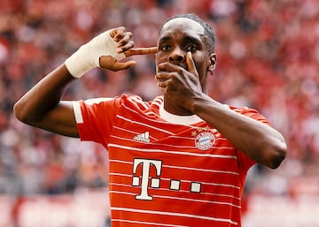 El jugador del Bayern Múnich es el más valioso de la lista con esos veinte millones de euros de valor de mercado. Delantero centro nacido en Sarcelles (una comuna de Francia, en la región de Isla de Francia). El propio técnico del conjunto bávaro ha dicho sobre él: "Vemos su calidad. Tiene explosividad y su capacidad para marcar goles es una locura". Tiene todas las condiciones de convertirse en un delantero de futuro. 