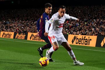 El jugador del Eibar Orellana controla el balón ante el jugador del Barcelona Coutinho. 