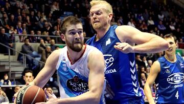 GRAF1473. SANTIAGO DE COMPOSTELA, 13/01/2018.- El ala-pívot del Obradoiro Nemanja Radovic (i) protege un balón ante Daniel Clark, del Delteco GBC, durante el encuentro de la Liga ACB disputado esta tarde en el Multiusos de Sar de Santiago de