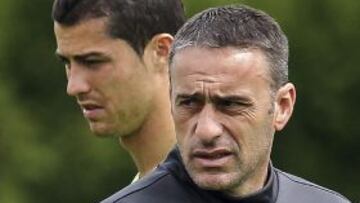 El seleccionador portugués, Paulo Bento (d), y el delantero Cristiano Ronaldo durante el entrenamiento de Portugal.