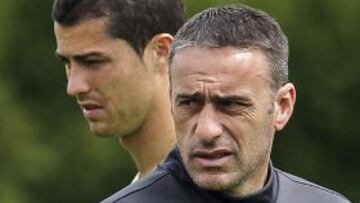 El seleccionador portugu&eacute;s, Paulo Bento (d), y el delantero Cristiano Ronaldo durante el entrenamiento de Portugal.