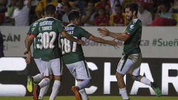 Chivas celebra el gol de Rodolfo Pizarro contra Morelia en la Liga MX