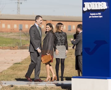 La Reina Letizia visitó junto al Rey Felipe VI la sede de la compañía Joma Sport en la localidad toledana de Portillo. La Reina lució un vestido y abrigo a juego de colores tierra.