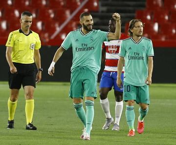 Karim Benzema celebrates victory in Los Cármenes.