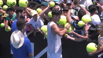 Carlos Alcaraz firma autógrafos en Melbourne Park.