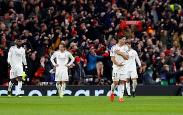 Los jugadores del Real Madrid tras primer tanto de Alexis Mac Allister.