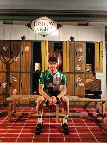 La camiseta está inspirada en la temporada 2006/2007 del Córdoba CF, una etapa que culminó el 24 de junio de 2007 con el ascenso a Segunda División tras la histórica eliminatoria ante la SD Huesca. Aquel logro quedó marcado por el liderazgo de Pepe Escalante desde el banquillo, los 24 goles de Javi Moreno, la irrupción de Javi Flores y el carácter de Alessandro Pierini, además del inolvidable penalti transformado por Dani en El Alcoraz que desató la euforia del cordobesismo. El diseño recupera la icónica camiseta bicolor partida verticalmente en verde y blanco, con cuello en pico y mangas invertidas, reinterpretada con tecnología textil actual para reforzar el vínculo entre memoria, identidad y presente.