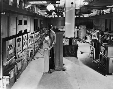 ENIAC es el acrónimo de Electronic Numerical Integrator And Computer (Computador e Integrador Numérico Electrónico). Es considerada como la primera computadora de propósito general, y era totalmente digital, ya que ejecutaba todos sus procesos en lenguaje de máquina. Su primera puesta en marcha fue en diciembre de 1945 pero su presentación pública tuvo lugar el 14 de febrero de 1946.