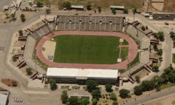 Construido en la década de los 80 en la capital oaxaqueña, albergó los partidos de los Chapulineros y los Alebrijes. También sirvió como sede de conciertos. Debido al descuido de sus instalaciones, el recinto comenzó su demolición en febrero de 2016; será reemplazado por un centro de convenciones, que actualmente sufre de problemas de financiación por desvío de recursos. Ya saben, gobernantes oaxaqueños.