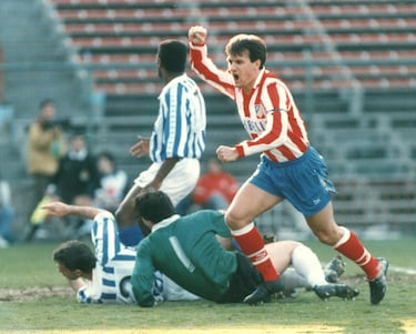 Defendió la camiseta del Atlético de Madrid desde 1993 a 1995, aunque pasó la temporada 1993-94 cedido en el Sevilla.