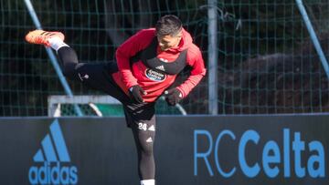 Facundo Roncaglia se ejercita en las instalaciones de A Madroa durante un entrenamiento del Celta.