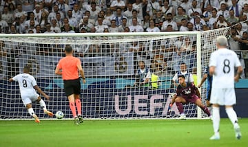 67 minutos, eso es lo que ha tardado Kylian Mbappé en marcar su primer gol como jugador del Real Madrid. Lo intentó primero Vinicius, pero no lo logró por poco. Lo buscó después Bellingham, que sí llegó a conectar con el francés, que recibió del inglés, amagó al rival y clavó un disparo a la mismísima escuadra. Qué forma de estrenarse.