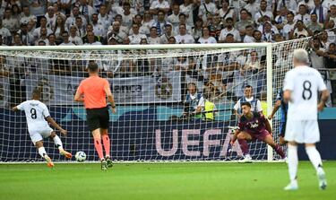 67 minutos, eso es lo que ha tardado Kylian Mbappé en marcar su primer gol como jugador del Real Madrid. Lo intentó primero Vinicius, pero no lo logró por poco. Lo buscó después Bellingham, que sí llegó a conectar con el francés, que recibió del inglés, amagó al rival y clavó un disparo a la mismísima escuadra. Qué forma de estrenarse.