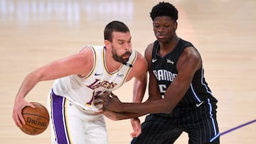 Marc Gasol, ante Mo Bamba durante un partido entre Los Angeles Lakers y los Orlando Magic.