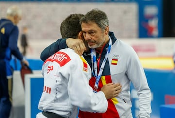 Fran Garrigós abraza a su entrenador durante los Europeos de Zagreb. 