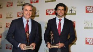 Carlos Sainz, padre e hijo, posan con sus trofeos en Mil&aacute;n.