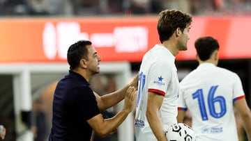 Xavi, con Marcos Alonso en un partido de la gira estadounidense del Barça.