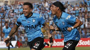 Futbol, Iquique vs Universidad Catolica.
 Campeonato Apertura 2015-2016.
 El jugador de Iquique, Manuel Villalobos, derecha, celebra su gol contra Universidad Catolica durante el partido de primera divisi&Atilde;&sup3;n disputado en el estadio Cavancha.
 Iquique, Chile.
 04/12/2016
 Marcelo Hernandez/Photosport*****
 
 Football, Iquique vs Universidad Catolica.
 13th date, Aperture Championship 2016-2017.
 Iquique&#039;s player Manuel Villalobos, right, celebrates his goal against  Universidad Catolica during Aperture Championship match at Cavancha stadium in Iquique, Chile.
 04/12/2016
 Marcelo Hernandez/Photosport