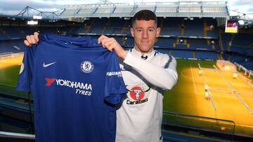 Ross Barkley posando como nuevo jugador del Chelsea.