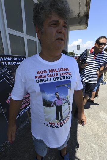 Contin¨²an las protestas en contra del fichaje de Cristiano Ronaldo por parte de la Juventus de Tur¨ªn. Ahora son los ex trabajadores de Fiat en N¨¢poles los que ha salido a la calle y han realizado una pegada de carteles.
